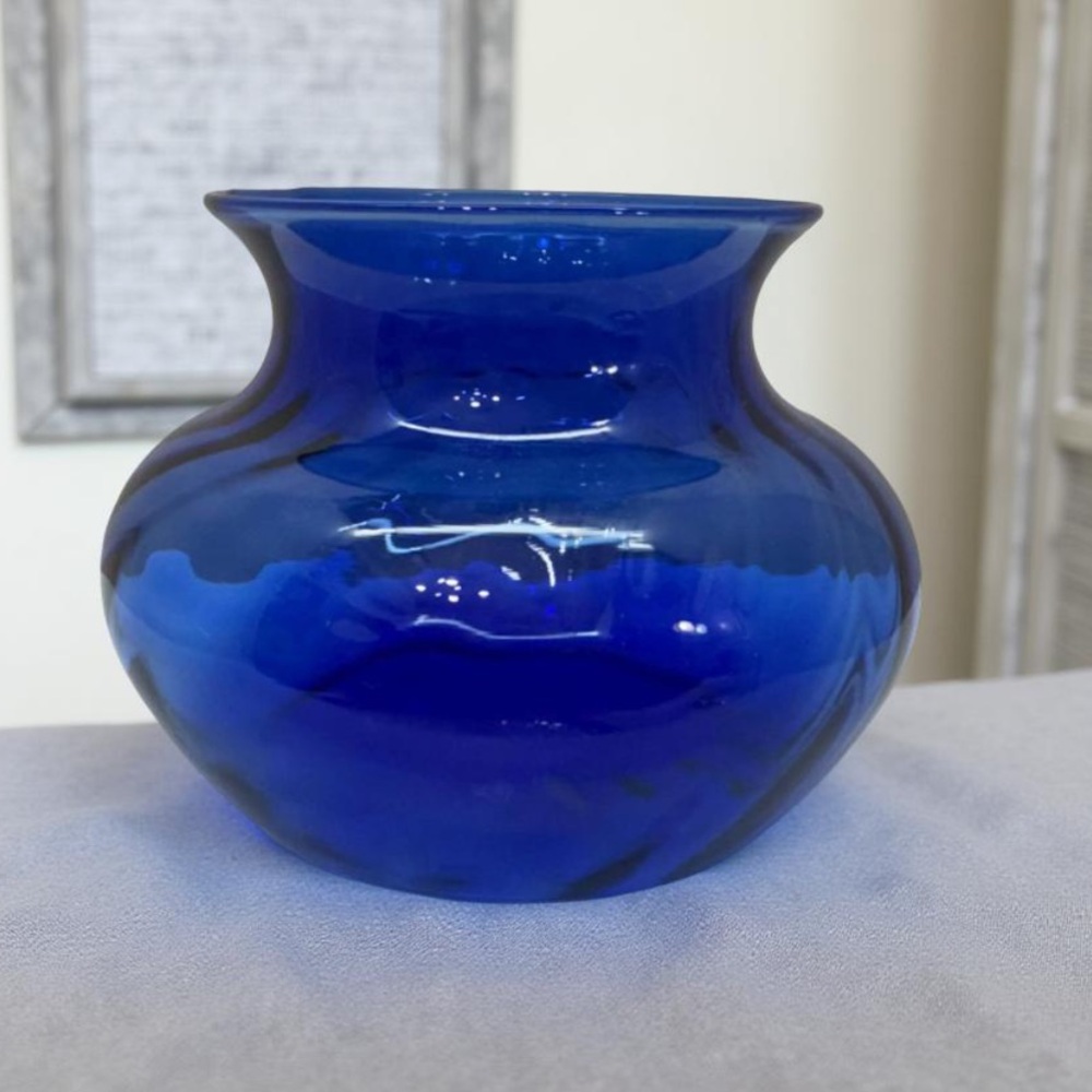 vintage Indiana Glass Illusions cobalt blue swirl vase 4" high and 5"wide. GUC